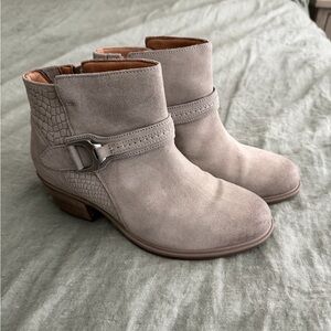 Clarks Neva Ankle Boot Stone Suede size 8W